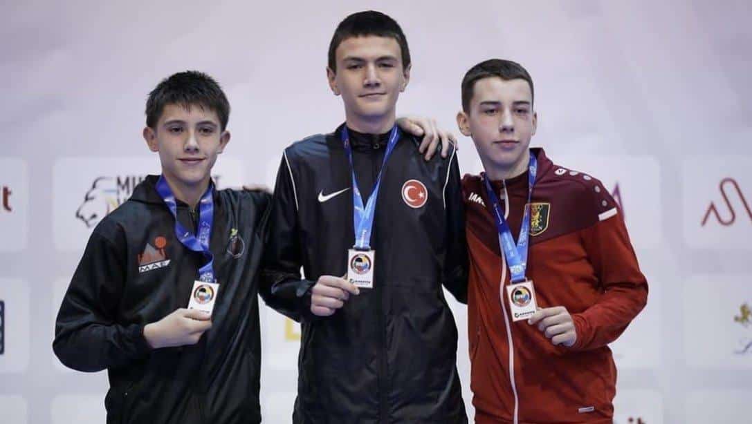 Öğrencimiz Hamza Fatih AYDIN Karete Kumite Dalında Dünya Şampiyonu Oldu.