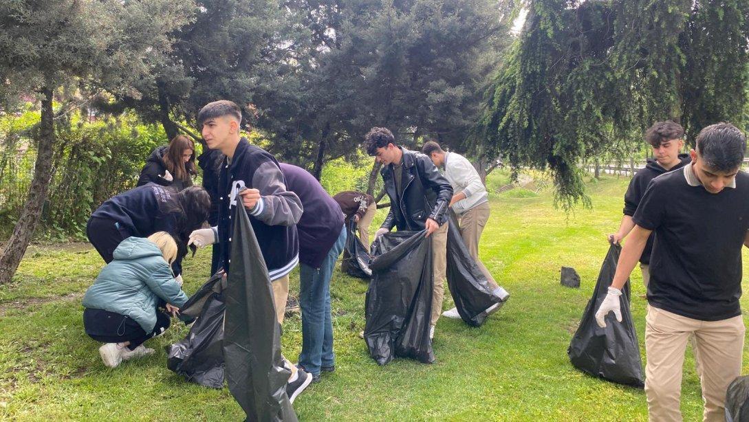 Öğrencilerimiz 'ORMAN BENİM' Kampanyası Çerçevesinde Cevatpaşa Mahallesinde Çevre Temizliği Yaptılar.