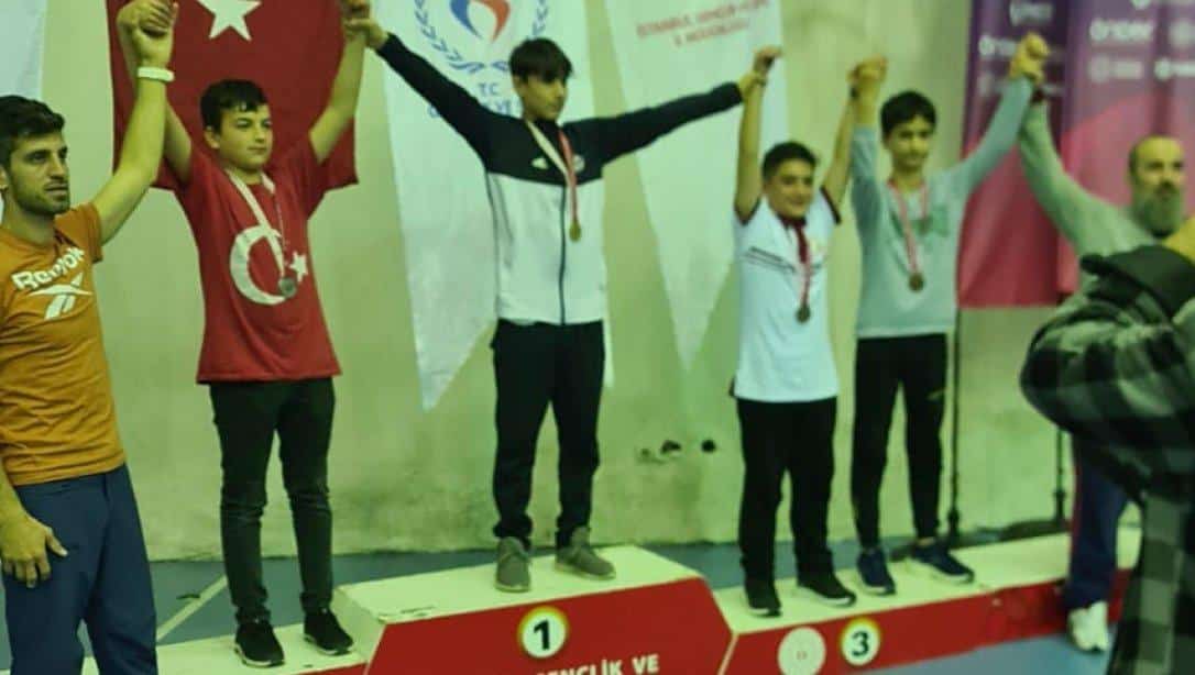 Uluslararası Kaptan Ahmet Erdoğan İmam Hatip Lisesi Yıldızlar Kategorisinde Şampiyon Oldu