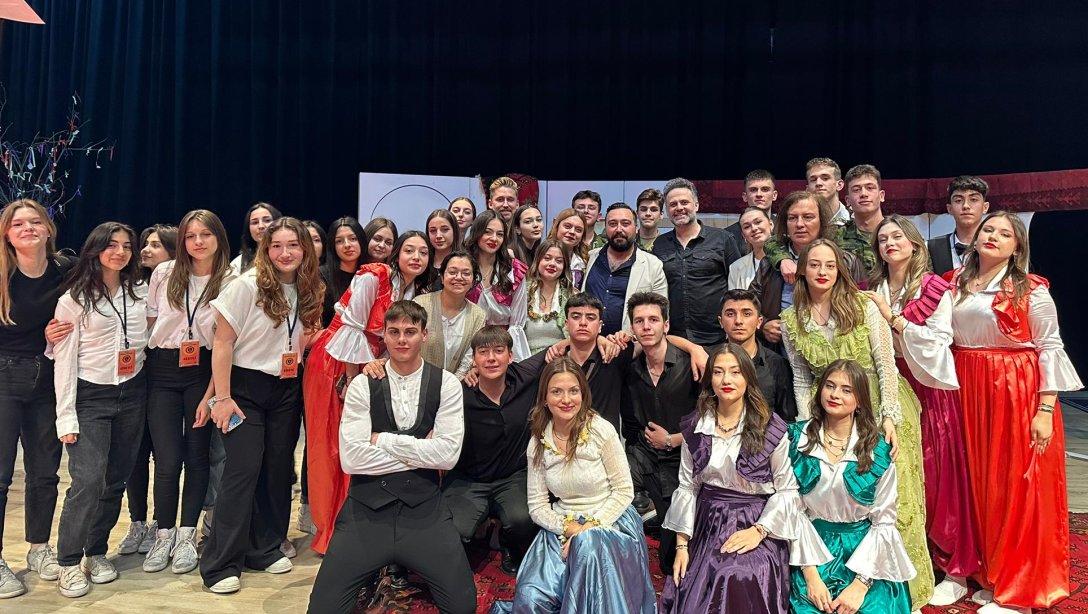'Balkan Ezgisi Müzikali' Mehmet Akif Ersoy Kültür Merkezi'nde Sahnelendi